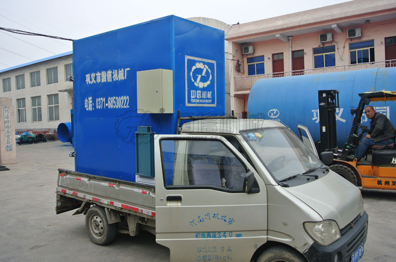 車(chē)間技工正在裝車(chē)